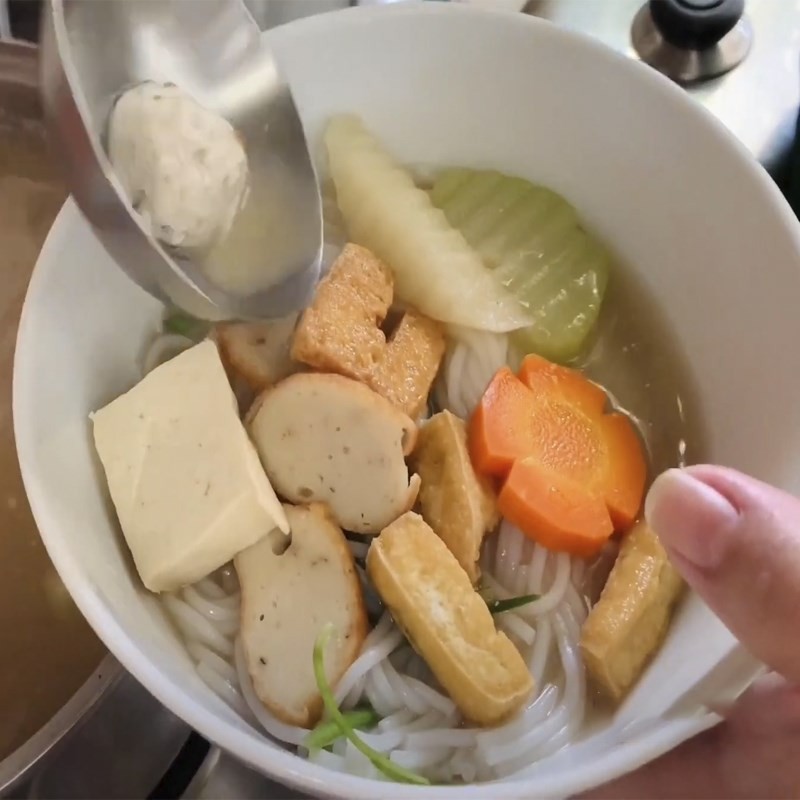 Chan nước lèo vào tô bún nước lèo chay