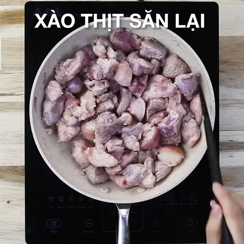 Thịt chân giò đã xào săn, sẵn sàng cho vào nồi áp suất