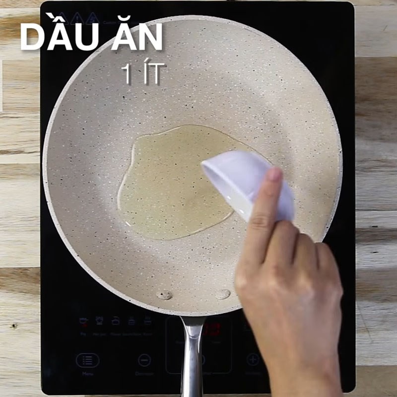 Phi hành thơm để xào thịt chân giò trước khi nấu đông