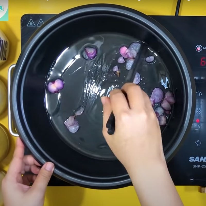 Xào thịt băm làm canh củ dền