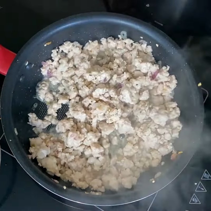 Xào thịt băm làm topping cho món hủ tiếu