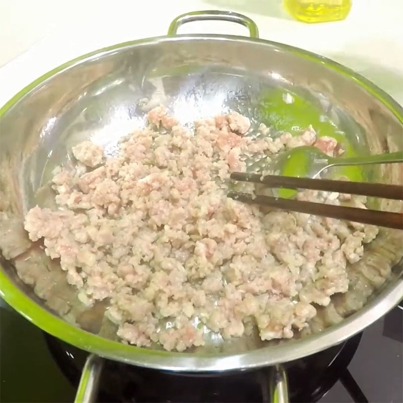 Thịt băm và nấm mèo xào xong
