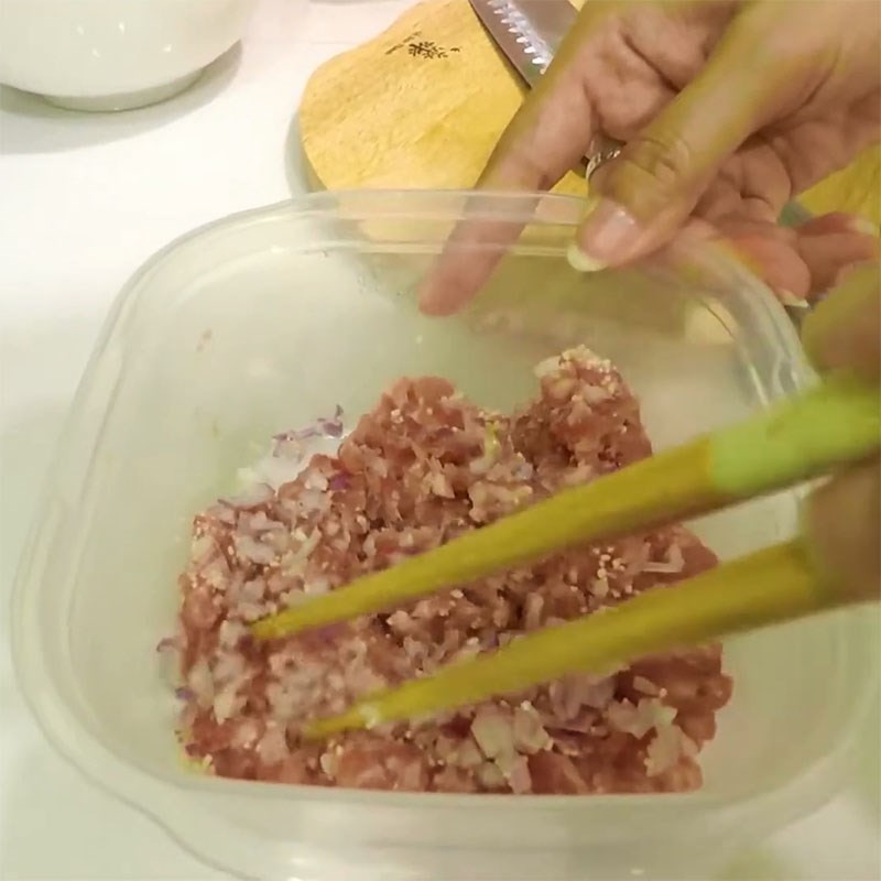 Xào thịt băm trên chảo
