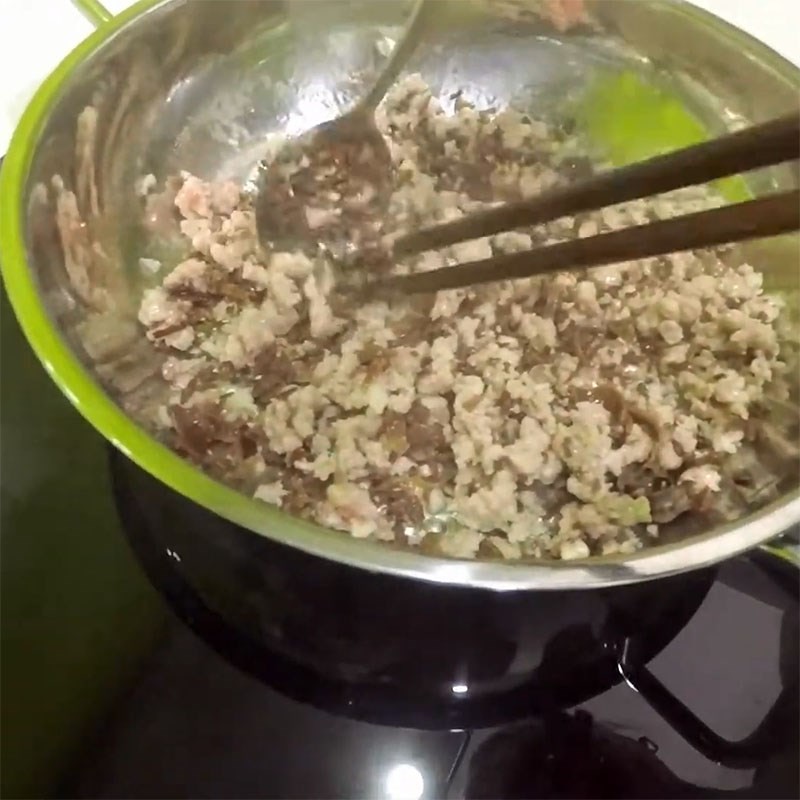 Thịt băm và nấm mèo đang được xào