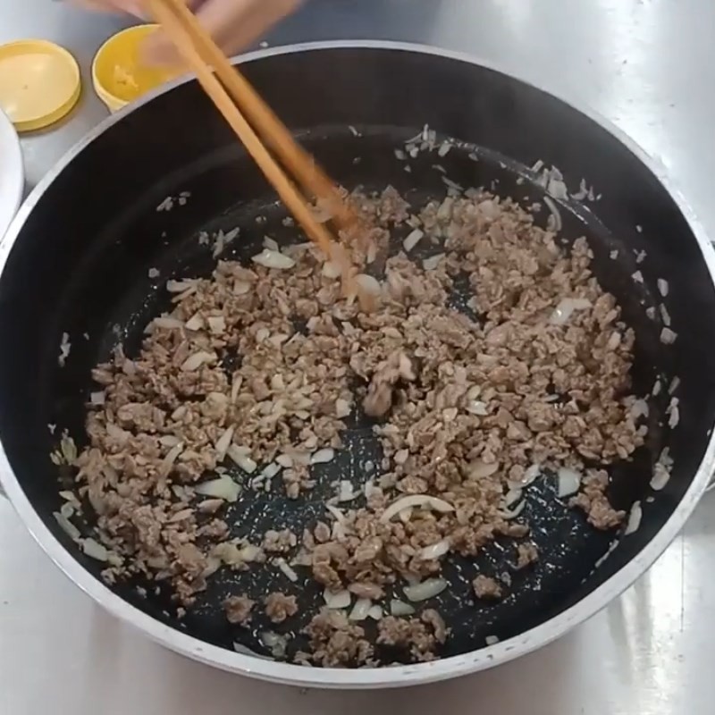 Bước 2 Xào thịt bò Súp bí đỏ thịt bò