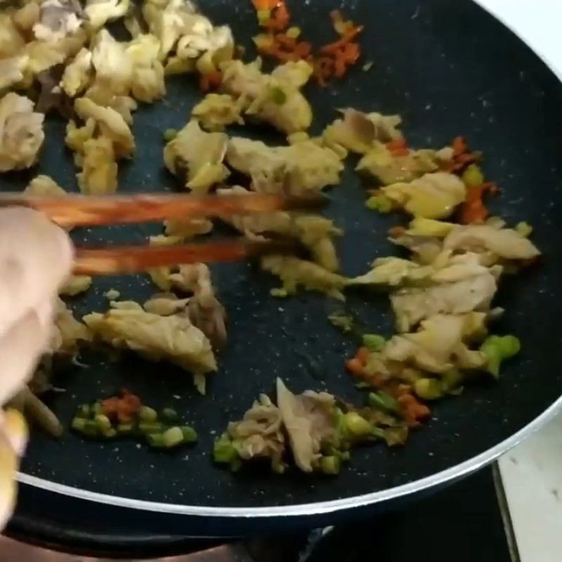 Phi thơm hành lá và nghệ băm trong chảo dầu