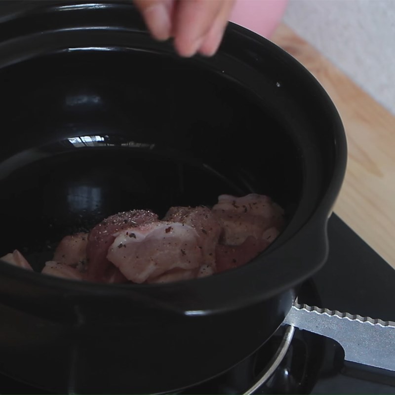 Xào thịt ba chỉ cùng gia vị cho săn chắc trước khi nấu canh
