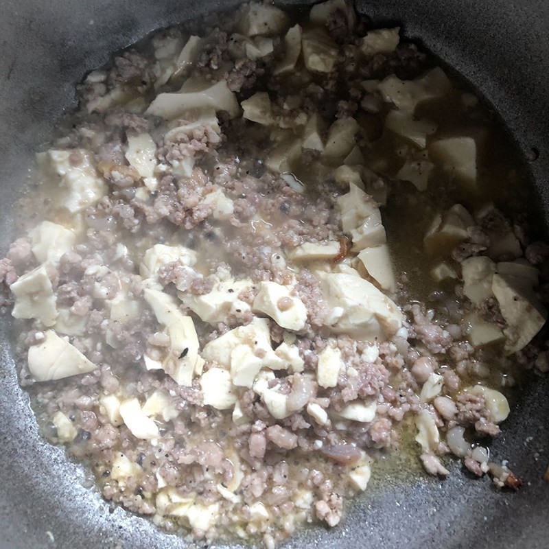 Xào đậu hũ và thịt cho món canh giá đậu hũ