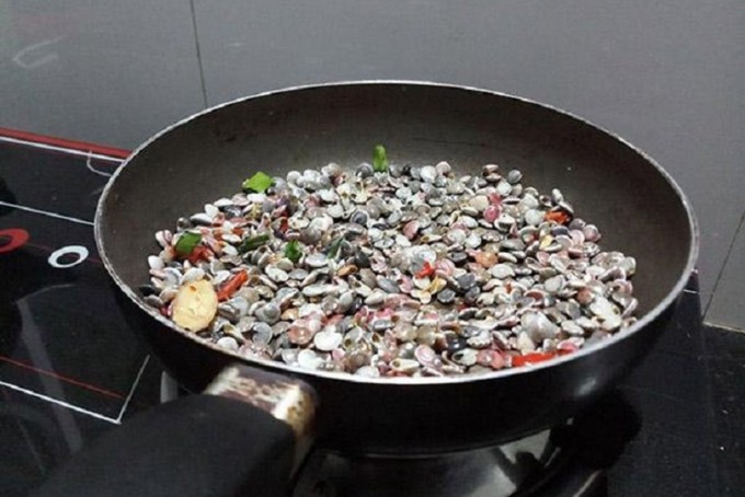 Xào ốc ruốc với sả ớt