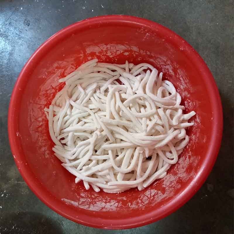 Sợi bánh canh bột lọc đã cắt xong, tơi đều