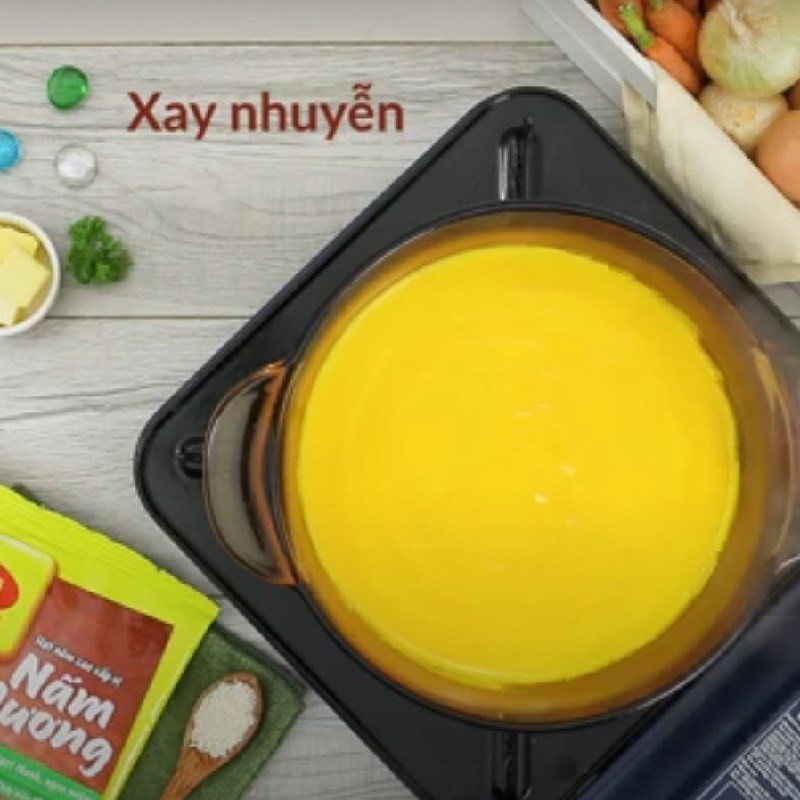 Xay mịn hỗn hợp súp cà rốt bằng máy xay cầm tay