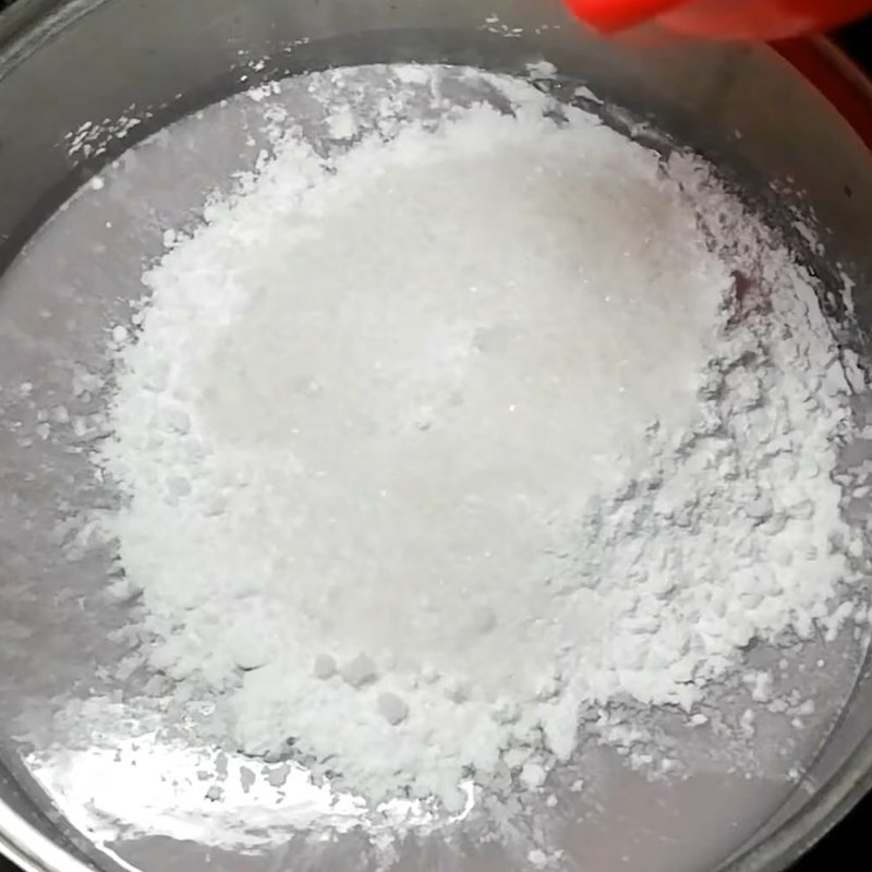 Trộn khoai môn xay với bột năng và đường