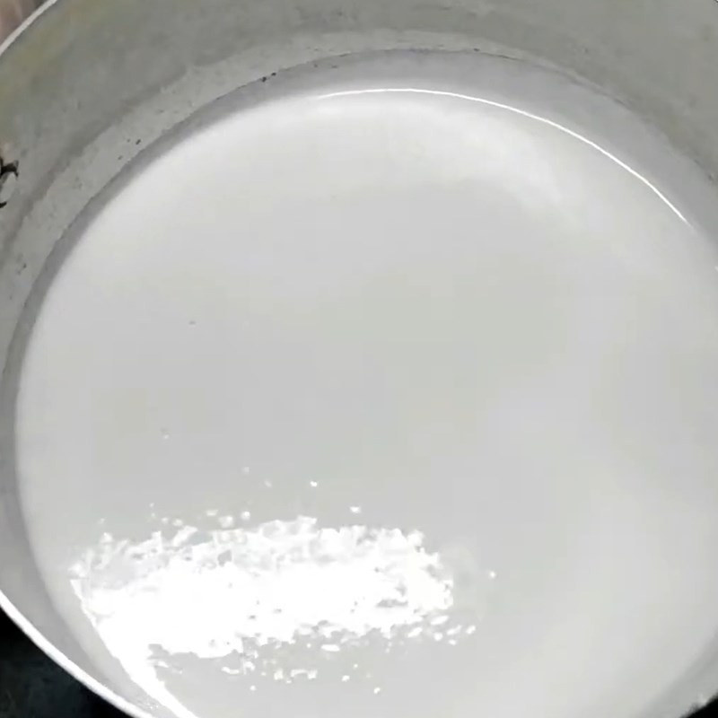 Lọc hỗn hợp khoai môn một lần nữa để đảm bảo độ mịn