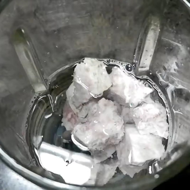 Xay nhuyễn khoai môn đã hấp chín