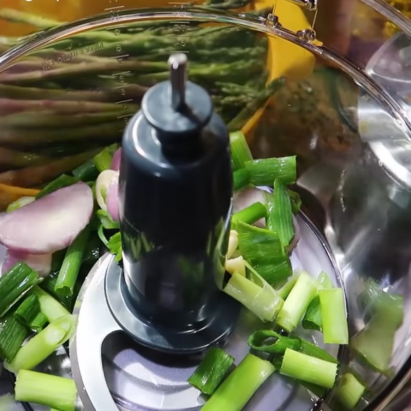 Hành lá và hành tím được chuẩn bị để xay cùng tôm