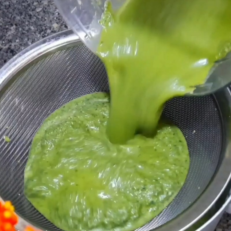 Đun sôi nhẹ nước cốt lá dứa và lá bồ ngót cùng chút muối để tạo hương vị và màu sắc hoàn hảo cho món xôi mặn