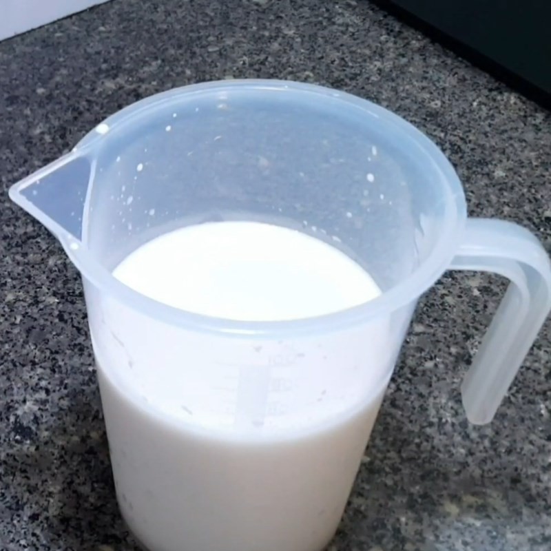 Lọc hỗn hợp lá dứa và lá bồ ngót đã xay qua rây để lấy nước cốt màu xanh đặc trưng làm xôi mặn lá dứa