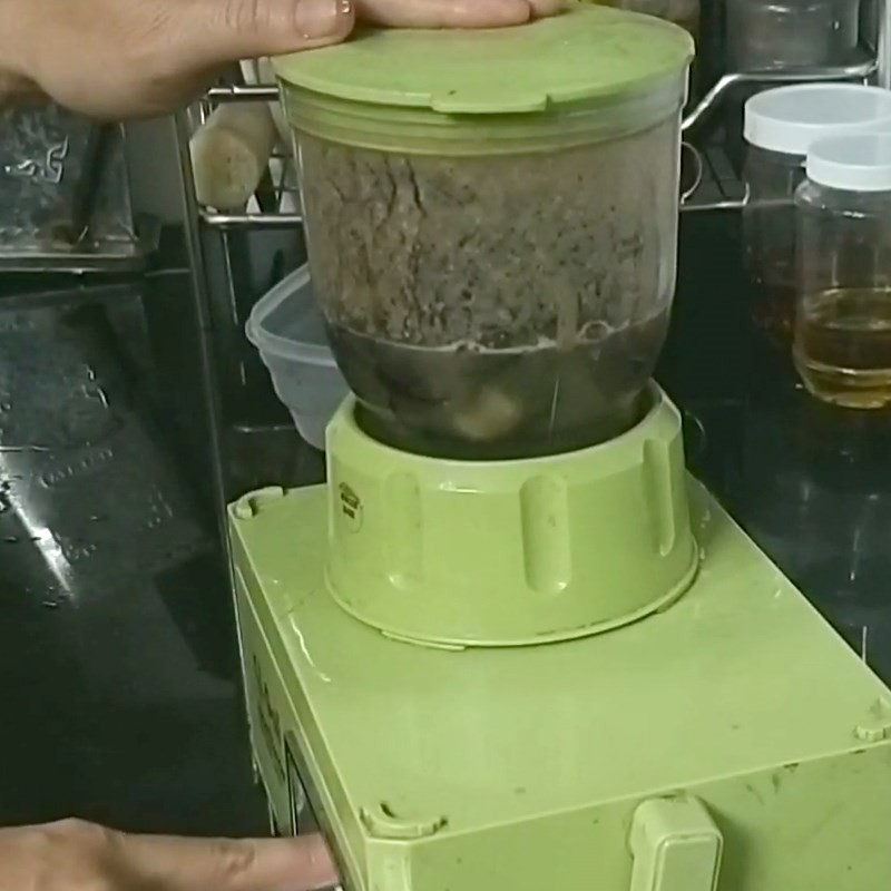 Hướng dẫn xay cua đồng để lấy nước cốt cho bún cua thối