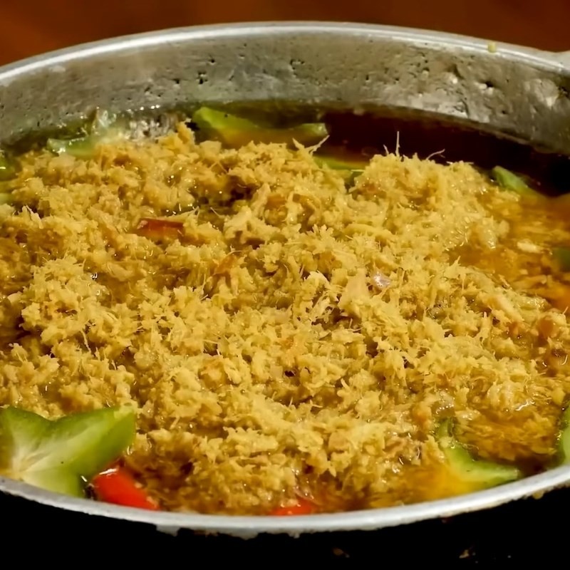 Món thịt kho riềng đang được hầm trên lửa nhỏ, đảm bảo thịt mềm và thấm vị