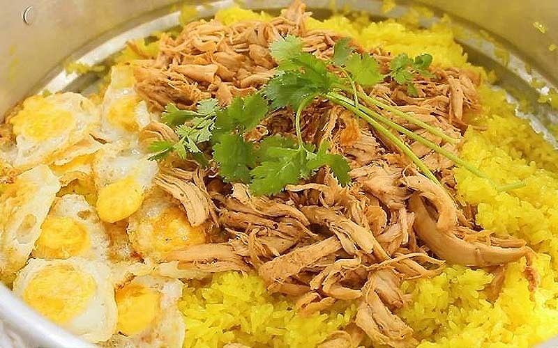 Xôi gà xé nước cốt dừa béo ngậy với topping gà xé, trứng cút chiên và hành phi thơm ngon