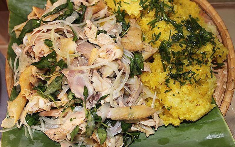 Xôi gà xé trộn gỏi chua ngọt bắt mắt với thịt gà xé và rau thơm