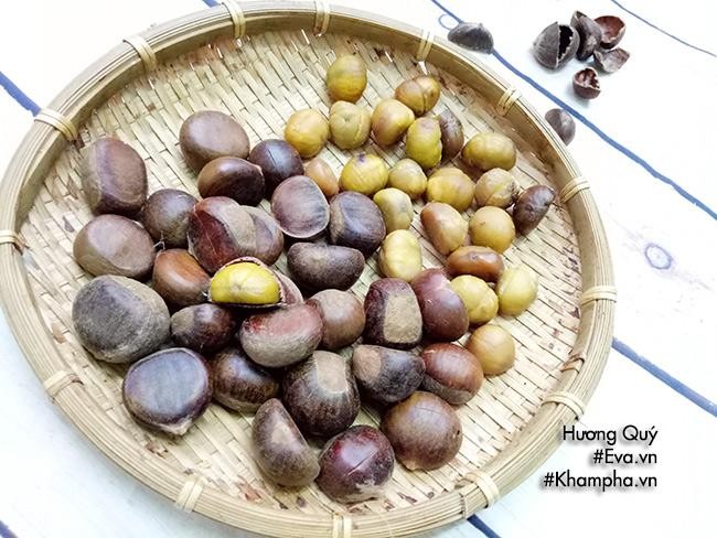 Hạt dẻ được luộc sơ để dễ dàng bóc vỏ, chuẩn bị cho cách nấu xôi hạt dẻ