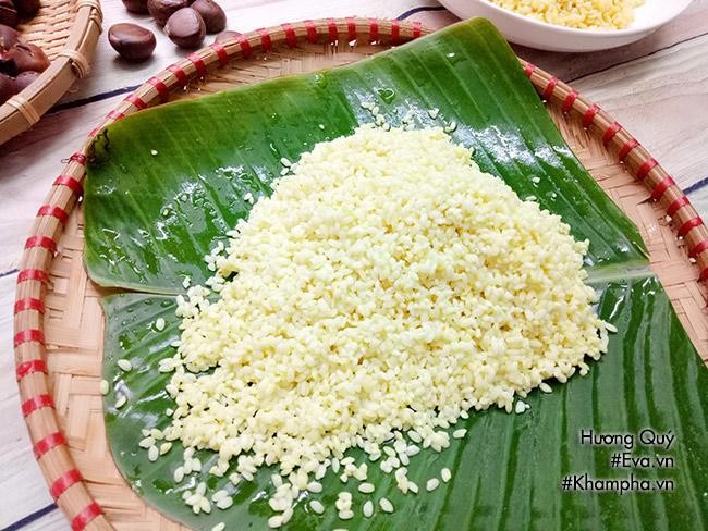 Gạo nếp đã được ngâm và vo sạch, để ráo nước chuẩn bị cho món xôi hạt dẻ
