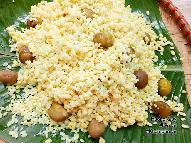 Gạo nếp, đậu xanh, hạt dẻ được trộn đều với một chút muối trong tô lớn