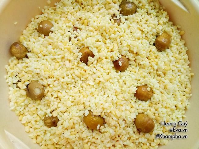 Hỗn hợp gạo, đậu, hạt dẻ được cho vào xửng hấp, sẵn sàng cho công đoạn nấu xôi hạt dẻ