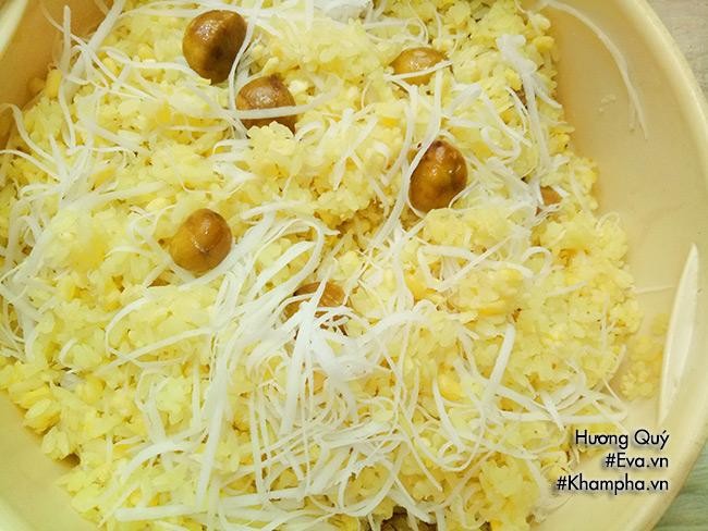 Xôi được trộn thêm dầu ăn, nước cốt dừa, dừa nạo và hấp lần hai để đạt độ dẻo thơm