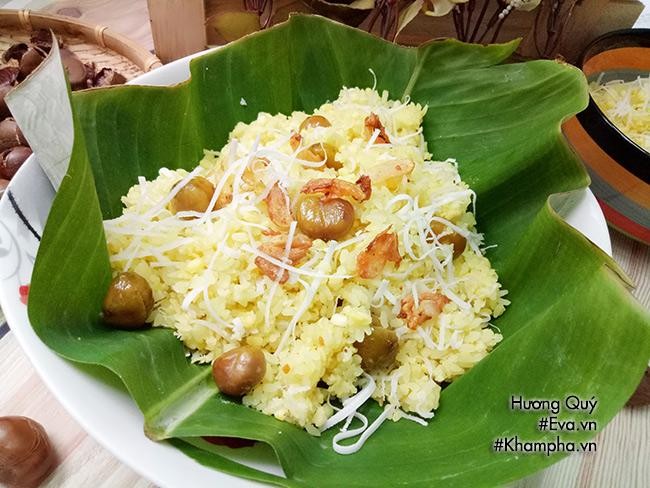 Xôi hạt dẻ thơm ngon đã hoàn thành, rắc thêm hành phi giòn tan và sẵn sàng thưởng thức