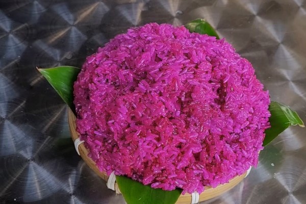 Đĩa xôi lá cẩm tím dẻo thơm nấu từ nồi cơm điện, sẵn sàng thưởng thức