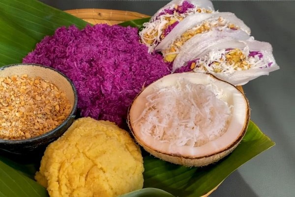 Xôi lá cẩm nước cốt dừa tím biếc, ăn kèm đậu xanh, muối mè và bánh tráng giòn rụm