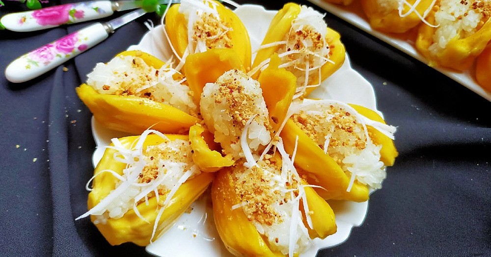 Cơm nếp ngọt ăn kèm mít tươi và dừa nạo cho món tráng miệng độc đáo