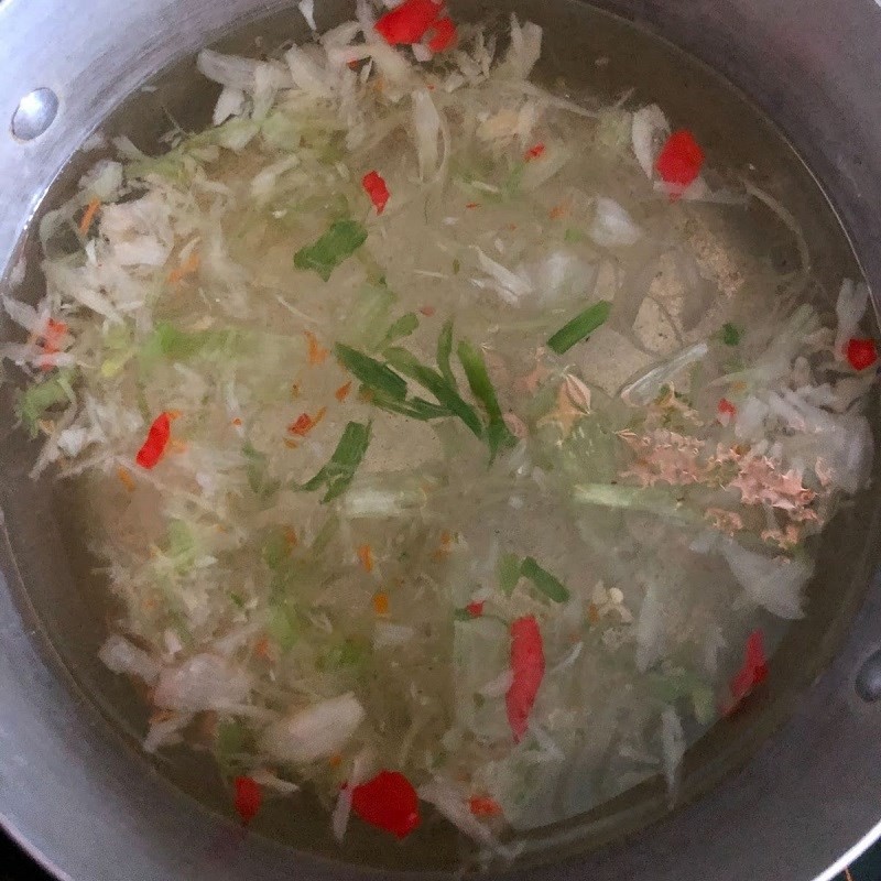 Đun sôi nước trong nồi để bắt đầu nấu canh cá me chua