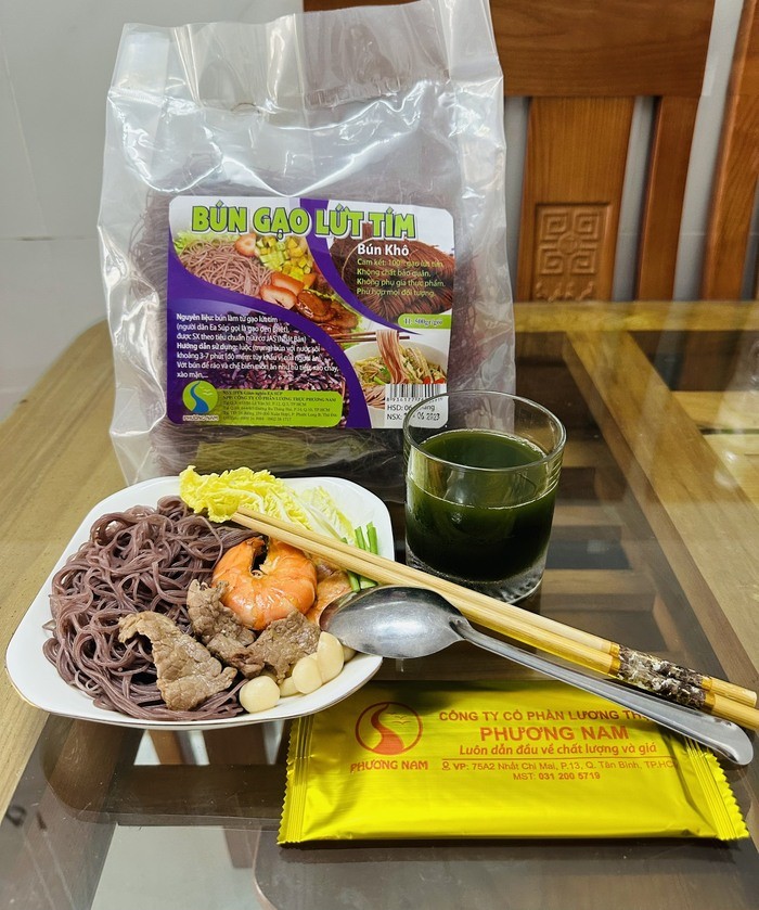 Bún gạo lứt tím trộn 