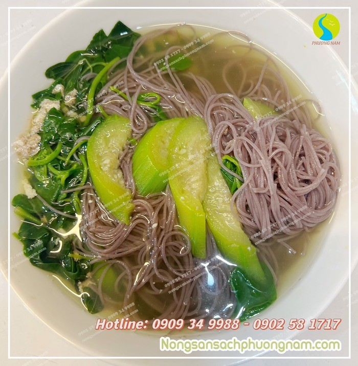 Bún gạo lứt tím với canh mướp của gia đình 