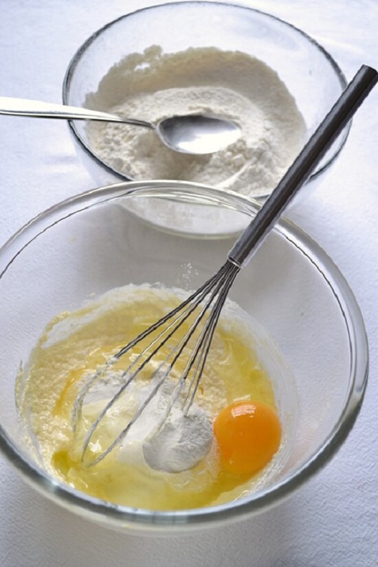 cho trứng và bột vào bơ