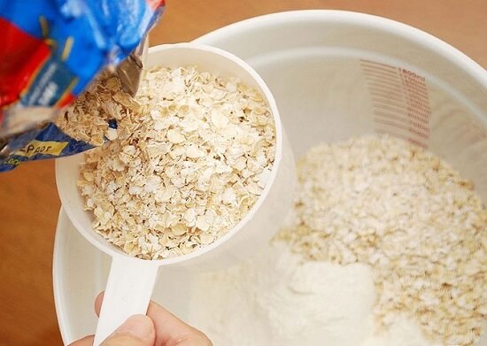 trộn bột yến mạch và bánh ngũ cốc