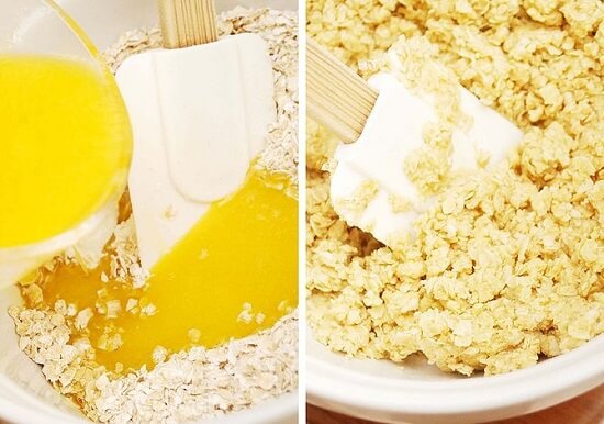 đổ bơ vào hỗn hợp bánh