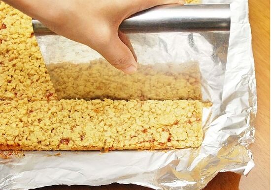 cắt bánh ngũ cốc