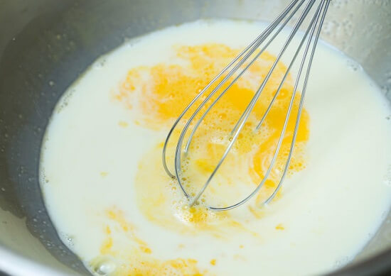đánh trứng với sữa tươi