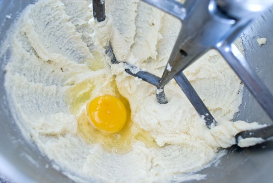 thêm trứng vào bơ