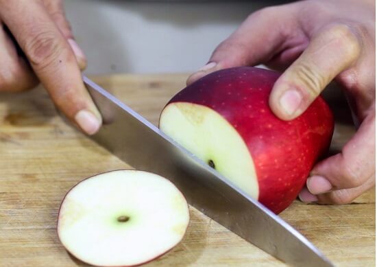 cắt khoanh quả táo