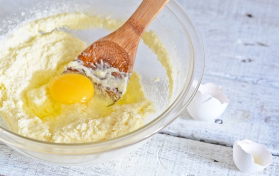 cho thêm trứng vào hỗn hợp bơ đường