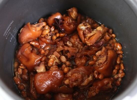 đun nước chân giò đặc sánh lại