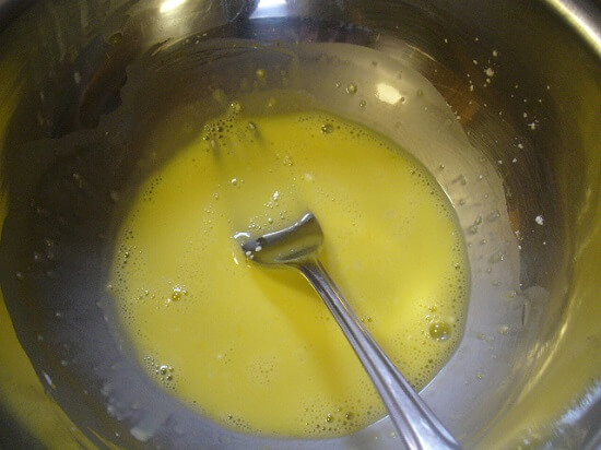 trộn hỗn hợp trứng gà