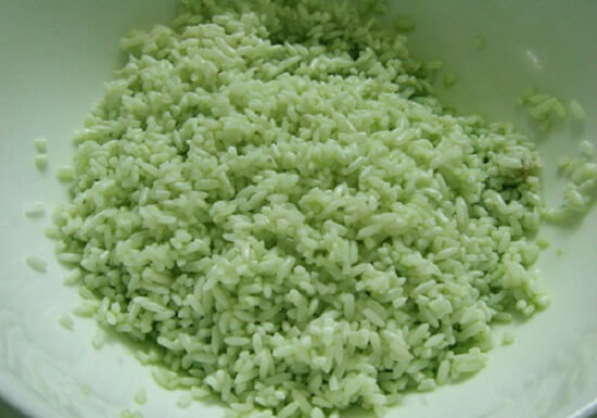 trộn gạo với lá dứa