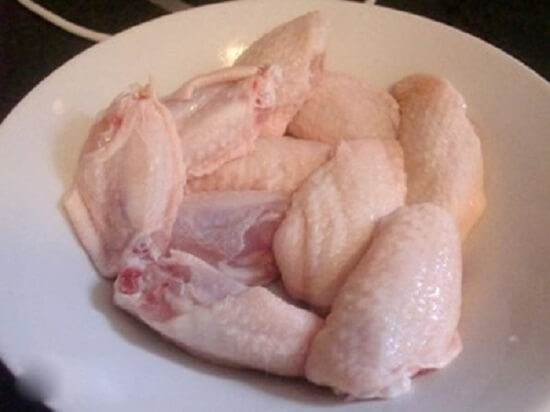 Chuẩn bị nguyên liệu làm cánh gà om củ cải 2