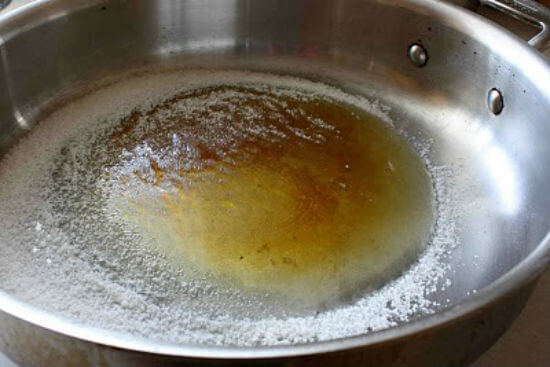 Nấu nước đường tạo màu cho món gà kho gừng